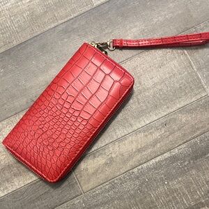 Chic Red Crocodile-Patterned Wristlet Clutch